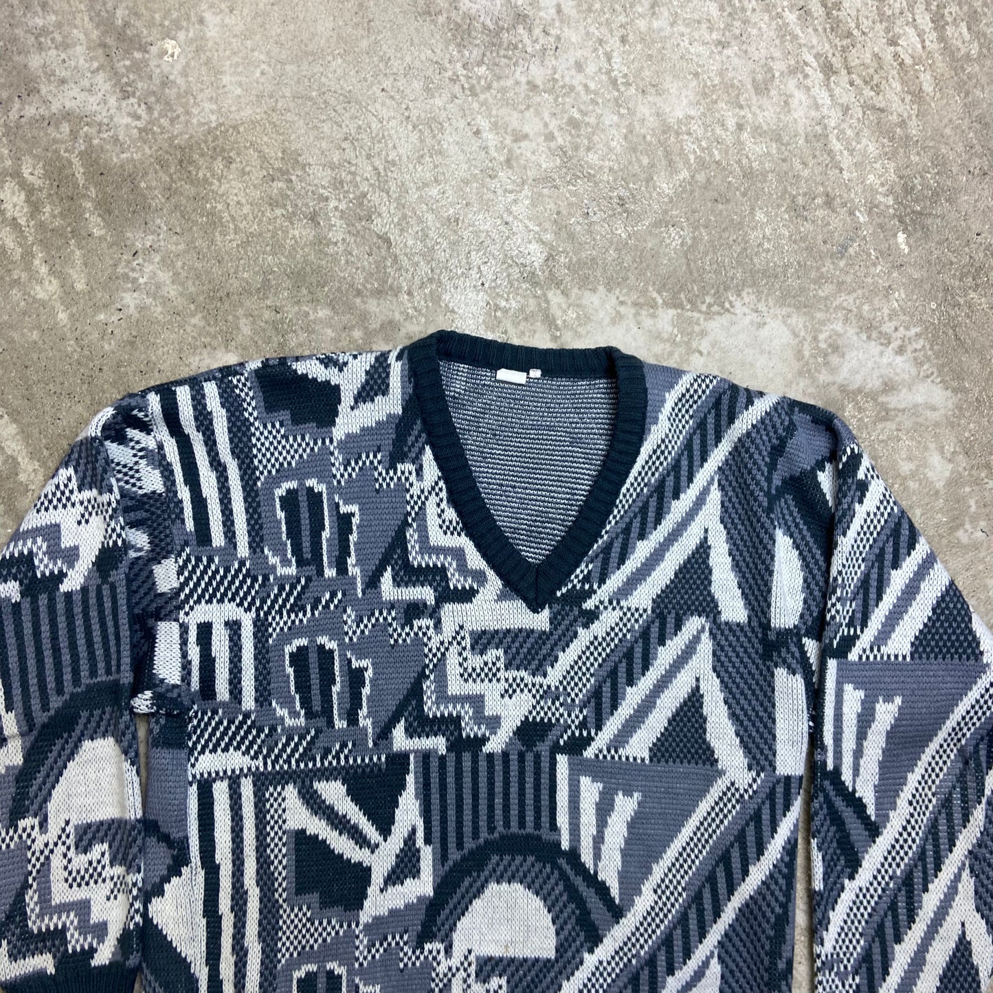 1980s ABSTRACT ART DECO GEOMETRIC PATTERN KNITTED SWEATER