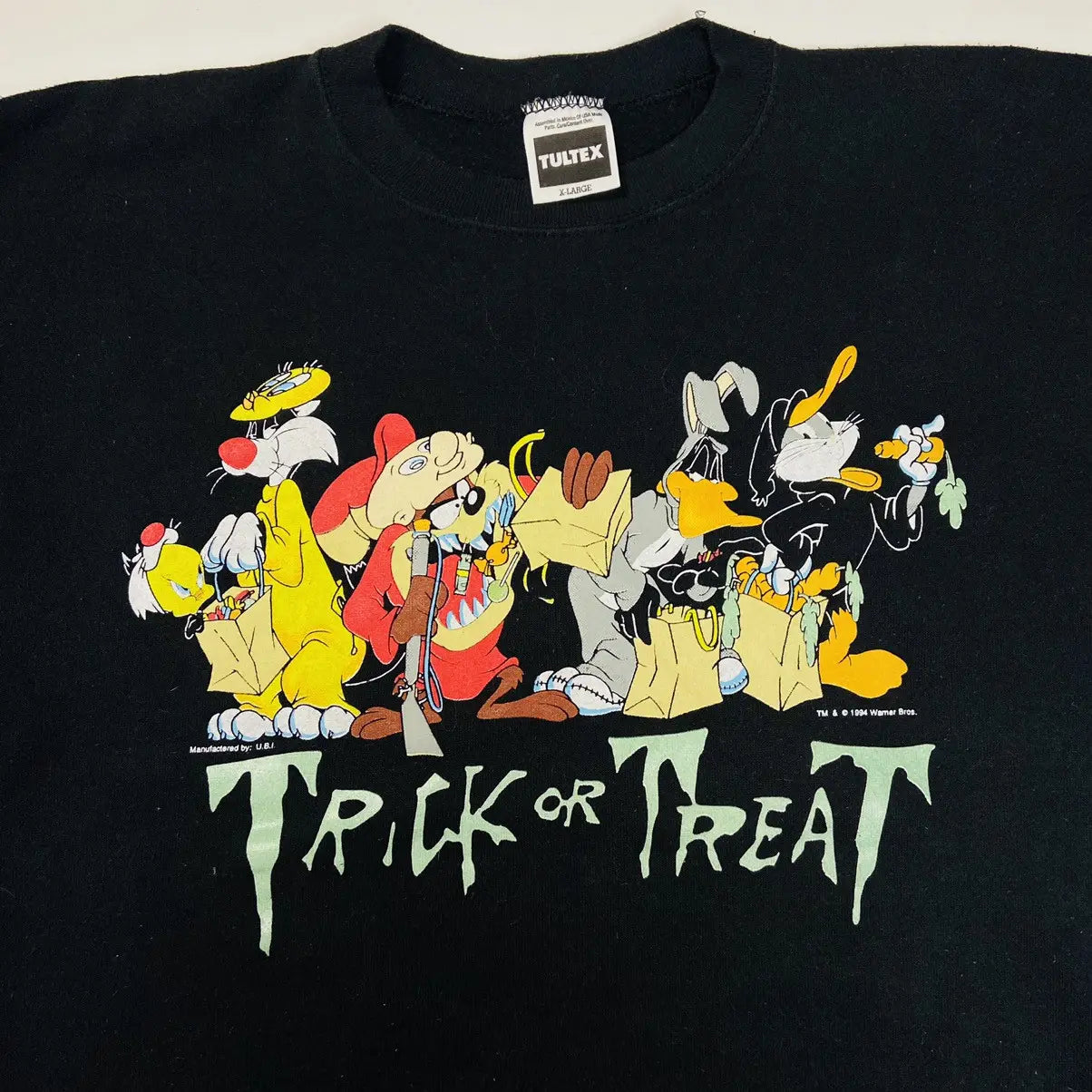 1994 "TRICK OR TREAT" WARNER BROS SWEATSHIRT