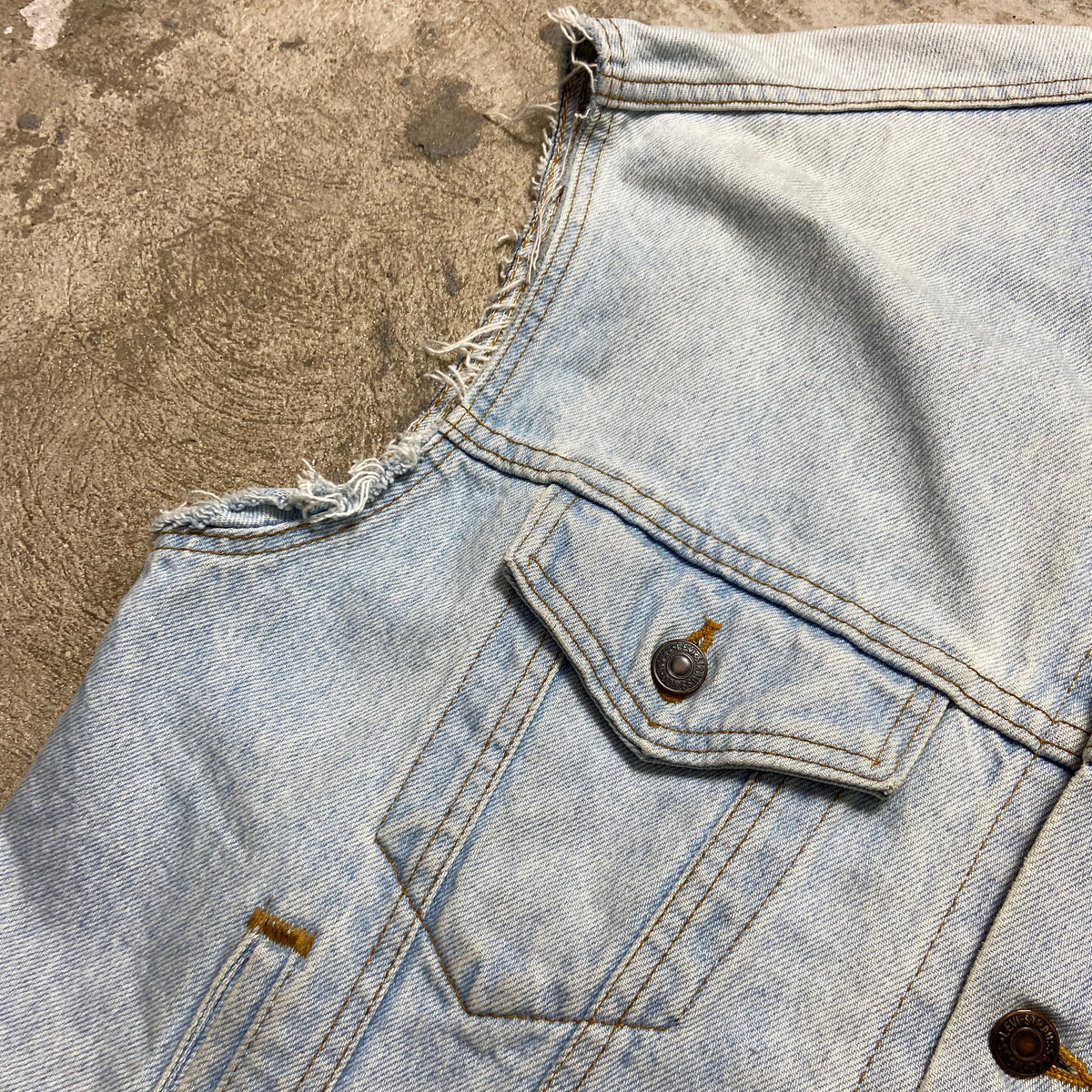 1980s LEVIS BABY BLUE FADED DENIM HEAVY VEST