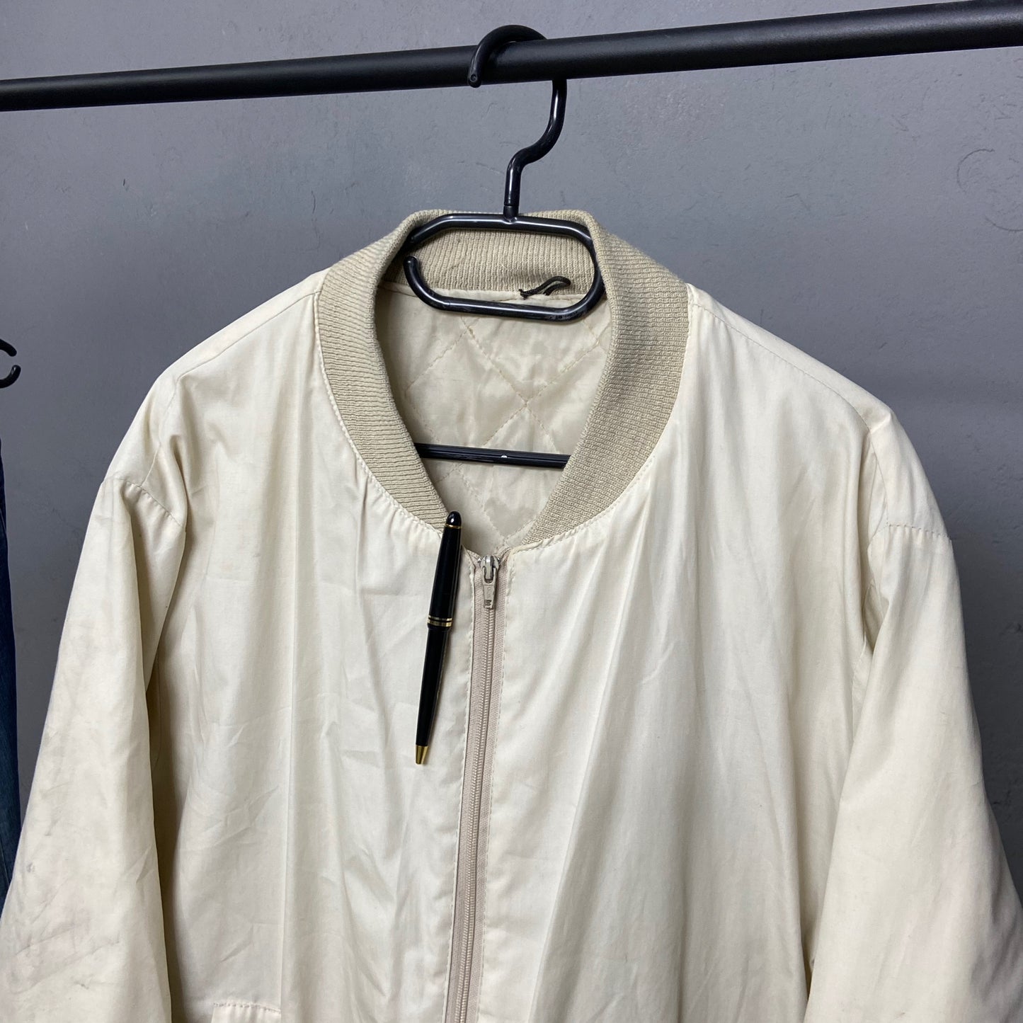 CREAM BEIGE FADED BOMBER JACKET 1980s