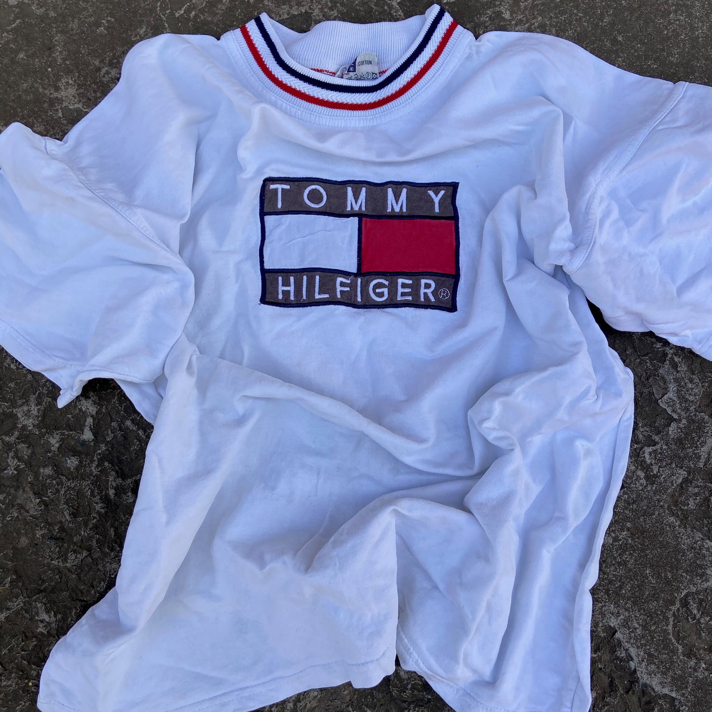 1990s TOMMY HILFIGER EMBROIDERED BIG LOGO TEE