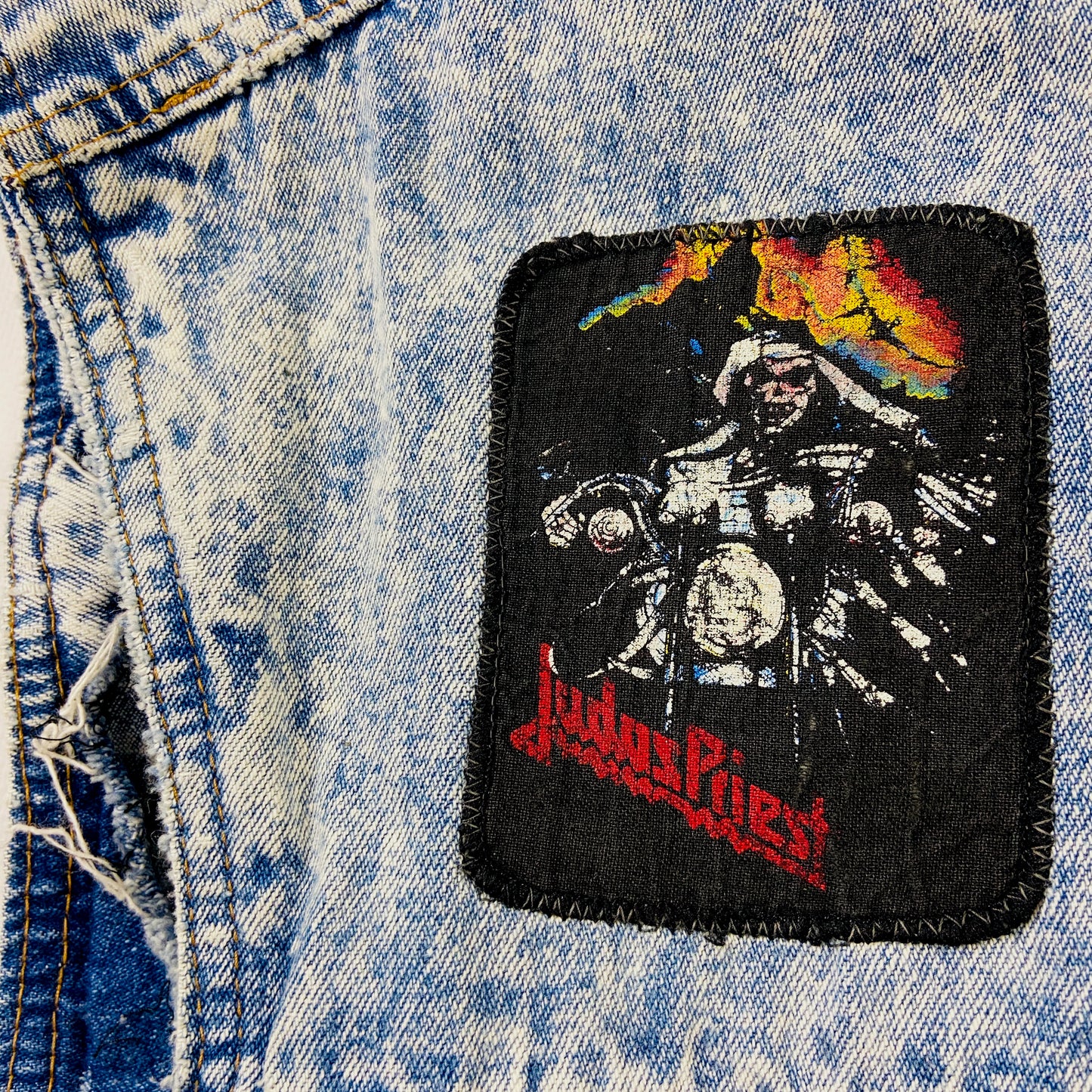 VINTAGE FADED ACID WASH DENIM VEST PINNED ORIGINAL ROCK BANDS BADGES 1980s