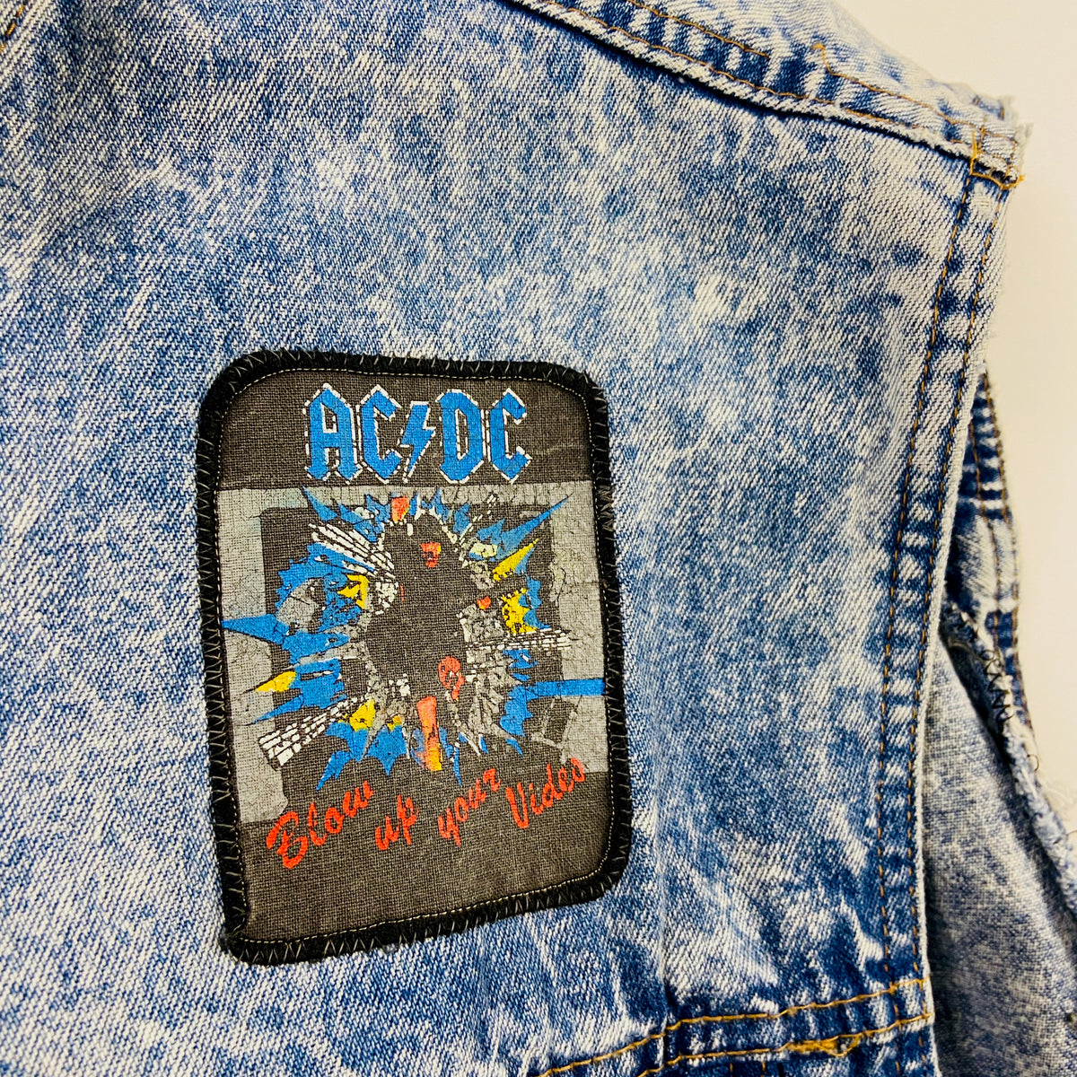 VINTAGE FADED ACID WASH DENIM VEST PINNED ORIGINAL ROCK BANDS BADGES 1980s