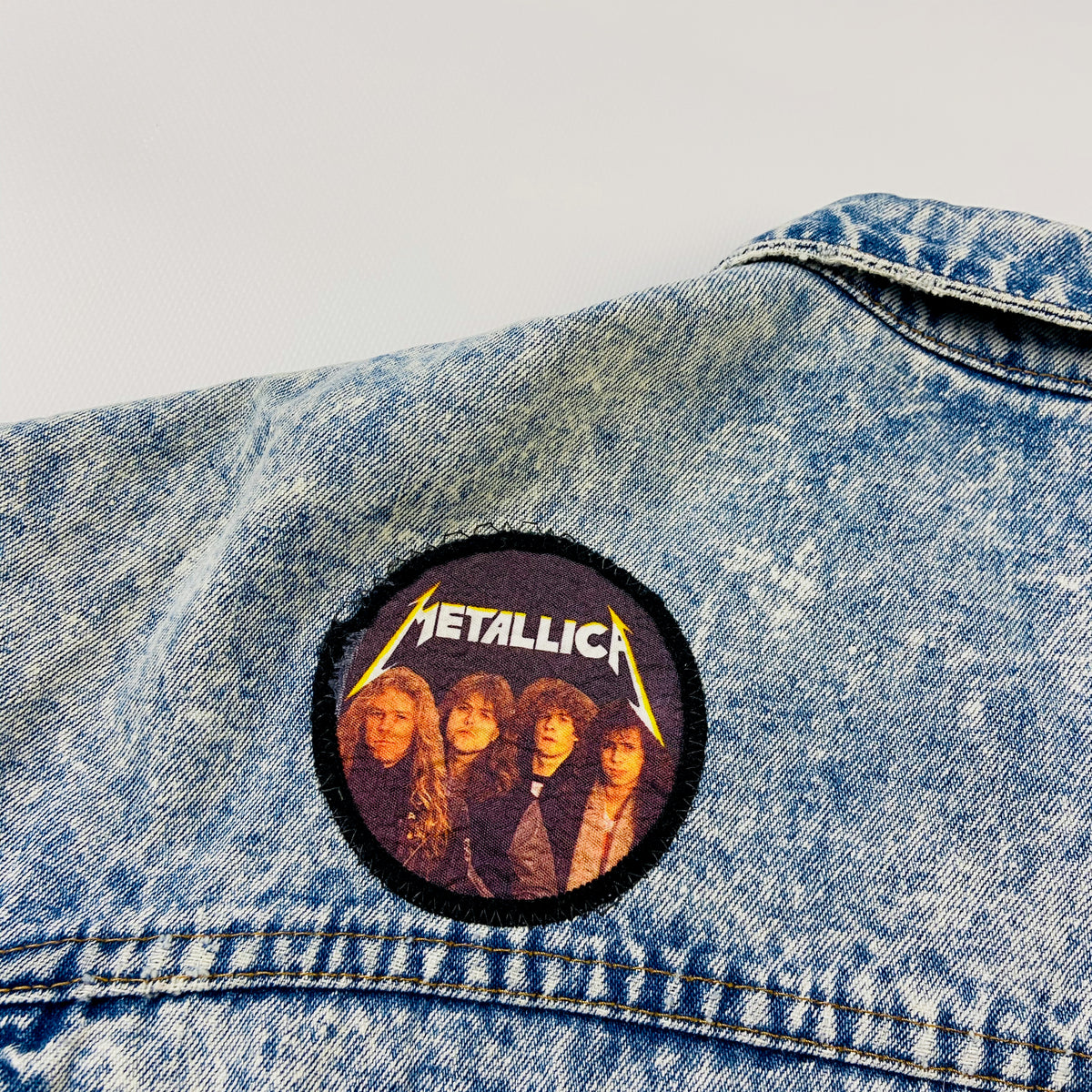 VINTAGE FADED ACID WASH DENIM VEST PINNED ORIGINAL ROCK BANDS BADGES 1980s