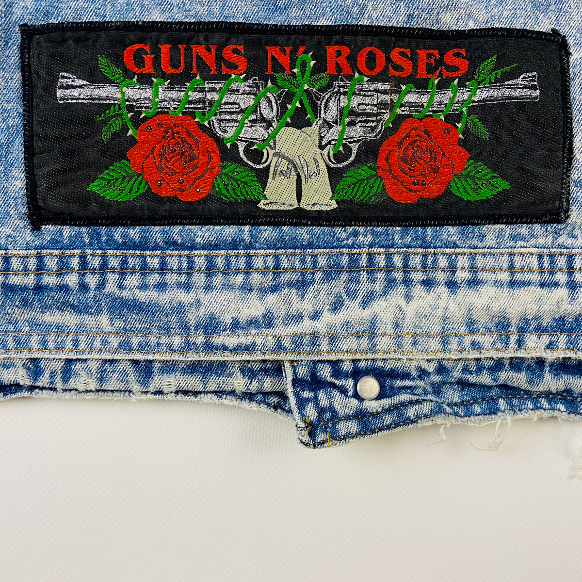 VINTAGE FADED ACID WASH DENIM VEST PINNED ORIGINAL ROCK BANDS BADGES 1980s