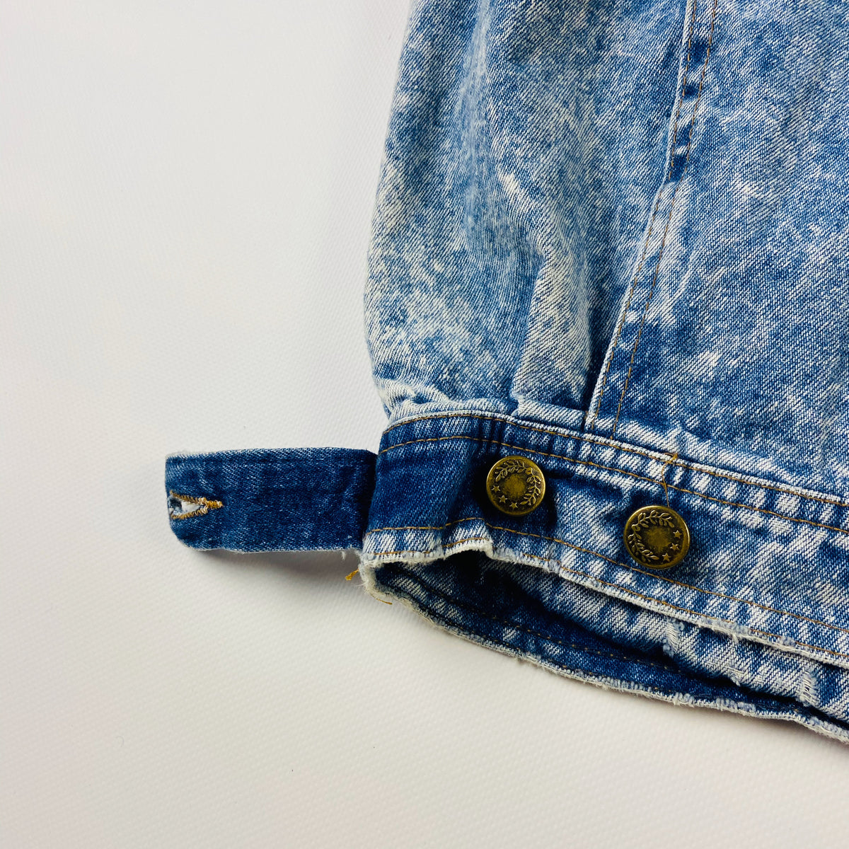 VINTAGE FADED ACID WASH DENIM VEST PINNED ORIGINAL ROCK BANDS BADGES 1980s