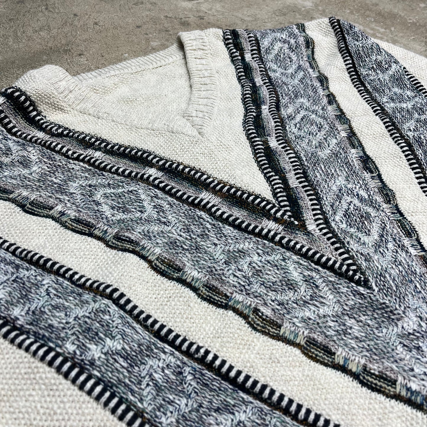 V NECK KNITTED 3D PATTERN SWEATER 1990s