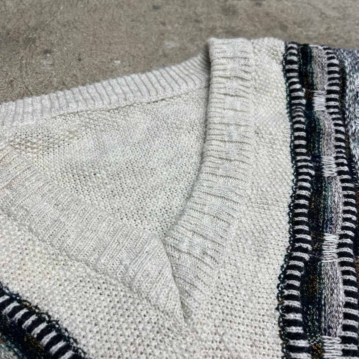 V NECK KNITTED 3D PATTERN SWEATER 1990s